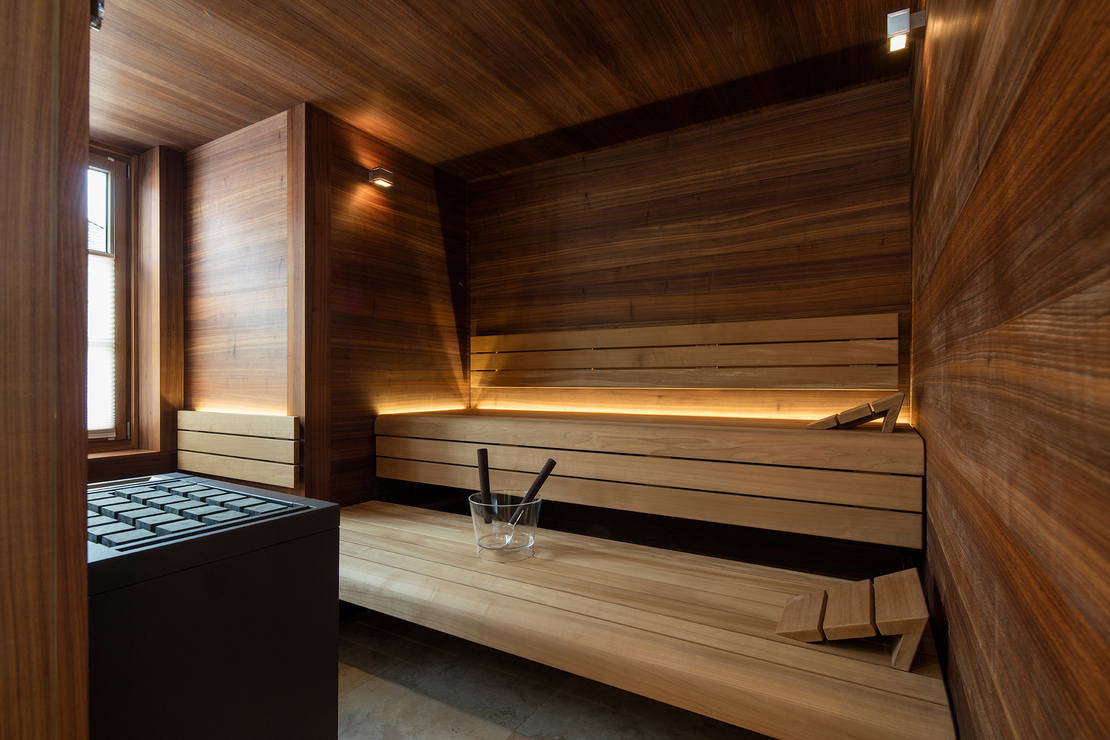 Interioransicht einer Designsauna aus Nussbaumholz