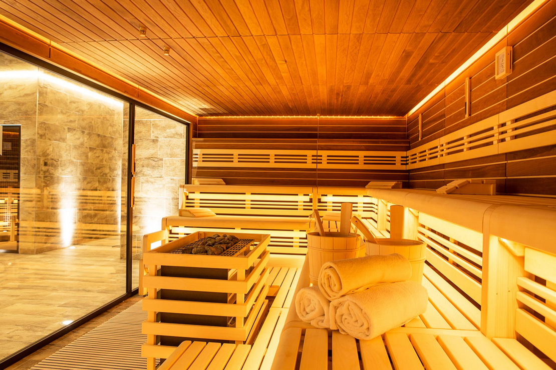 Interioransicht einer klassischen finnischen Sauna