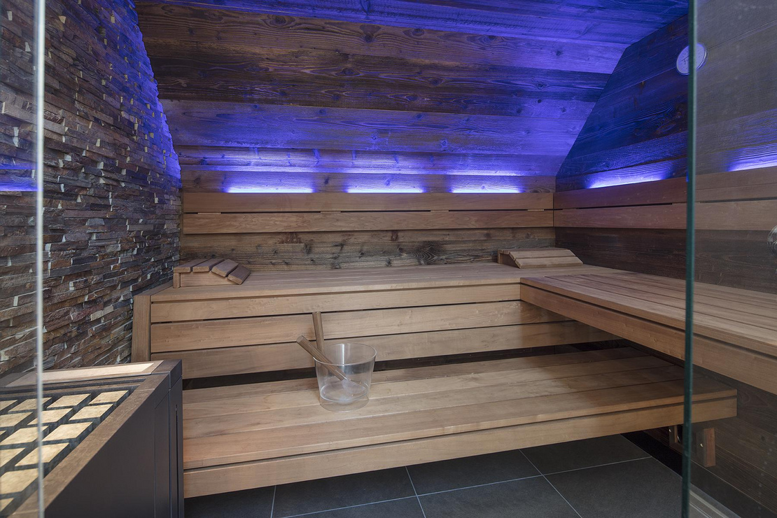 Interioransicht einer Elementsauna mit blauer Beleuchtung